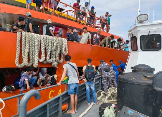 Polda Malut Lakukan Evakuasi KM Cantika 9C Kandas di Reef Tidore