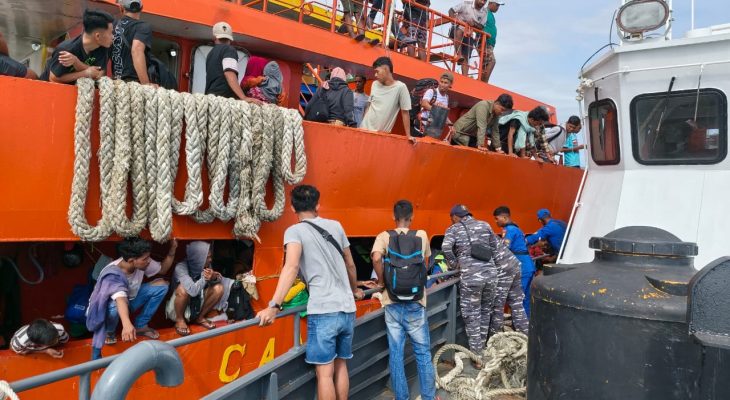 Polda Malut Lakukan Evakuasi KM Cantika 9C Kandas di Reef Tidore