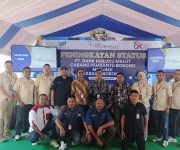 Kepala Cabang Bank Maluku Malut bobong Fahreza Alwi Pose bersama sejumlah pegawai