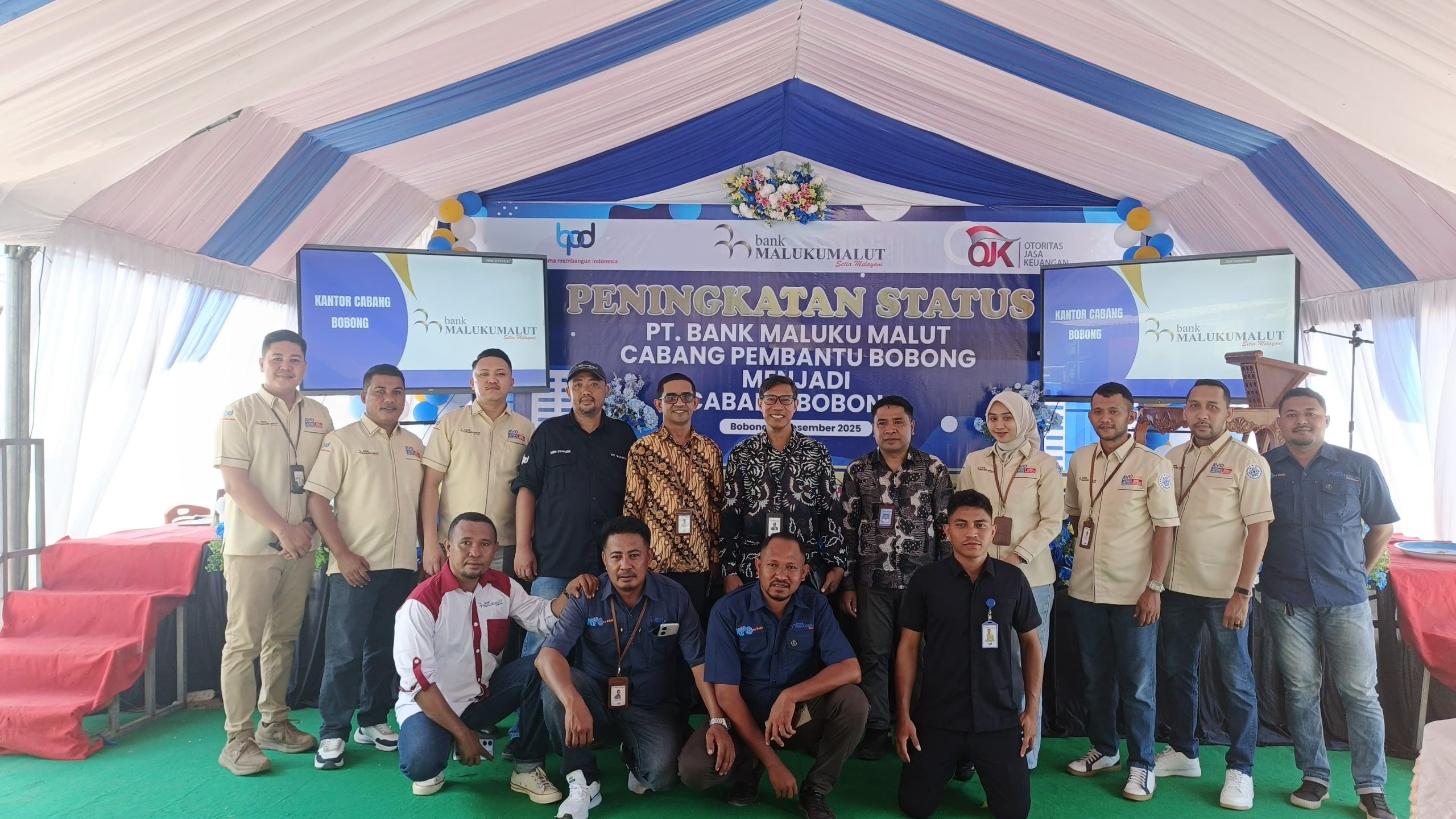 Kepala Cabang Bank Maluku Malut bobong Fahreza Alwi Pose bersama sejumlah pegawai