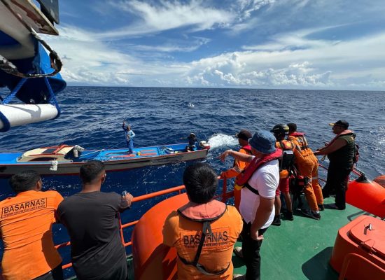 Tim SAR Ternate Berhasil Evakuasi Nelayan yang Terbalik dengan Long Boat di Perairan Batang Dua