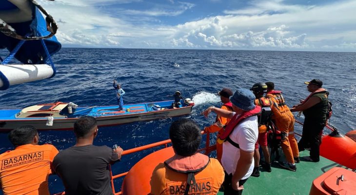 Tim SAR Ternate Berhasil Evakuasi Nelayan yang Terbalik dengan Long Boat di Perairan Batang Dua
