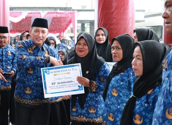 Di HUT Korpri, Wali Kota Ternate Salurkan Bantuan Stimulan Renovasi Rumah ASN