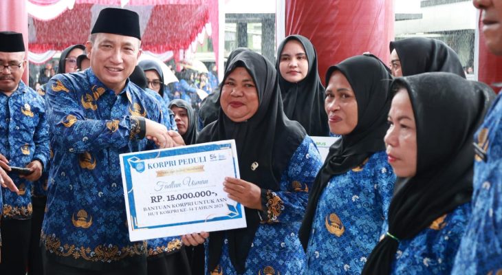 Di HUT Korpri, Wali Kota Ternate Salurkan Bantuan Stimulan Renovasi Rumah ASN