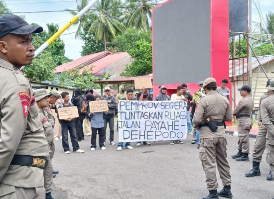 Massa Aksi Desak Pemprov Maluku Utara Tuntaskan Jalan Payahe-Dehepodo