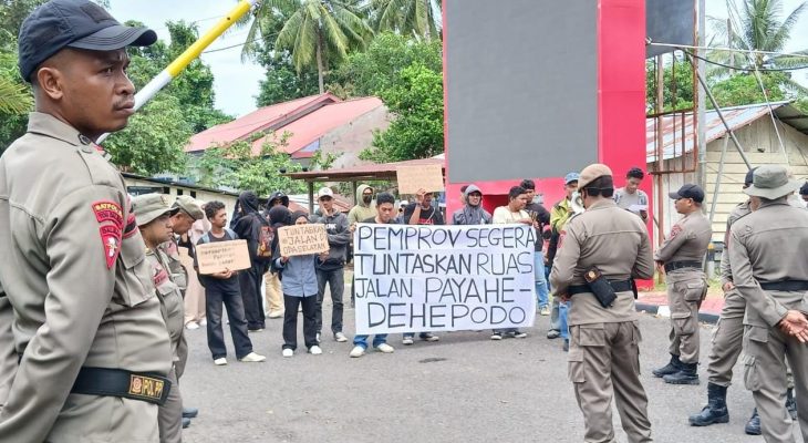 Massa Aksi Desak Pemprov Maluku Utara Tuntaskan Jalan Payahe-Dehepodo