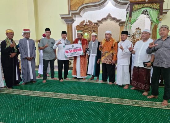 Perkuat Literasi Umat, Kemenag Malut Beri Bantuan Perpustakaan ke Masjid Raudatul Murtasidin