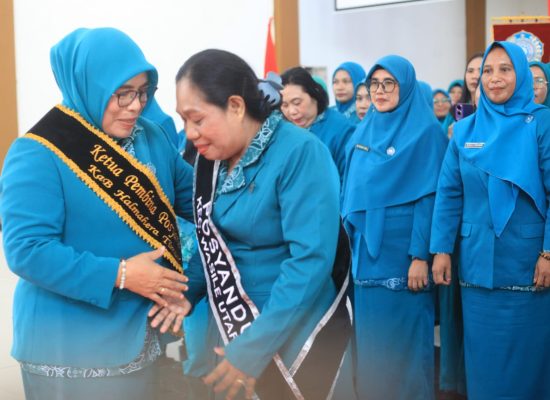Kukuhkan Ketua Posyandu Kecamatan dan Desa, Ketua TP-PKK Haltim Tegaskan Komitmen Bangun Keluarga Sehat