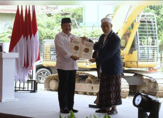 Serahkan Sertipikat Tanah Wakaf, Dirjen PPTR Kementerian ATR/BPN: Agar Pembangunan Pesantren Al-Khoziny Berjalan Tertib