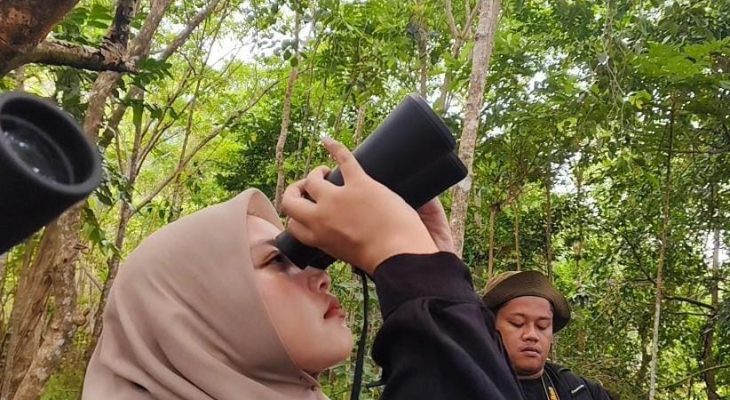 Belajar dari Alam, Mahasiswa PGSD Unkhair Ternate Amati Burung di Danau Tolire
