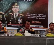 Kapolda didampingi Wakapolda dan Kabid Humas Polda Malut saat memimpin press rilis. (Foto. Iwan_malutpost.com)