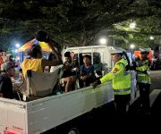Personel Ditlantas Polda Malut, saat menertibkan mobil bak terbuka mengangkut penumpang