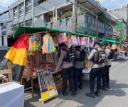 Sejumlah pedagang kembang api saat ditertibkan anggota Polres Ternate.