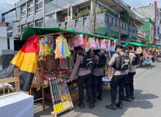 Larangan Kapolda Malut Tak Digubris, Pedagang Masih Jual Kembang Api di Ternate