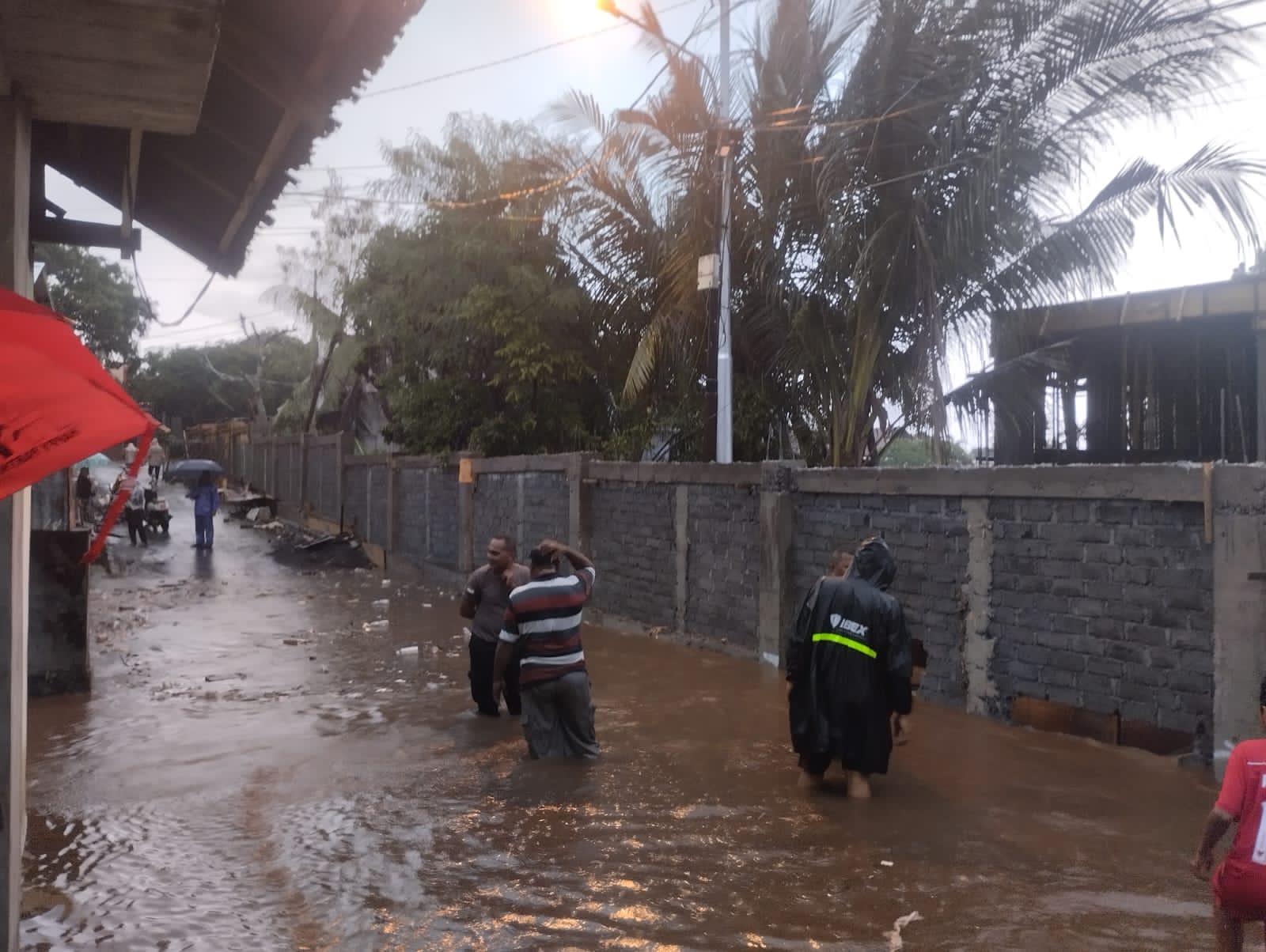 Air tergenang saat hujan lebat di Kelurahan Tafure, Senin Kemarin. (Istimewa)