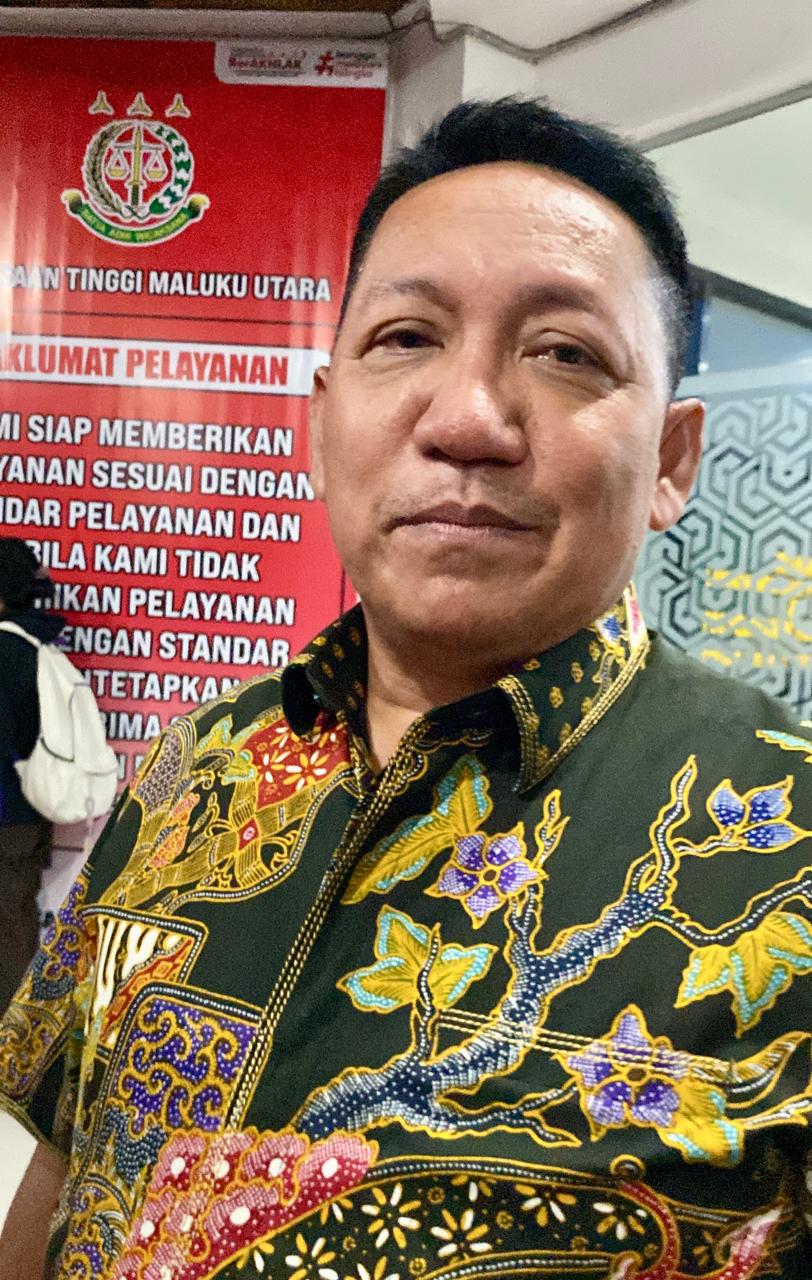 Aliong Mus, usai diperiksa penyidik Kejati Malut. (Foto. Iwan/malutpost.com)