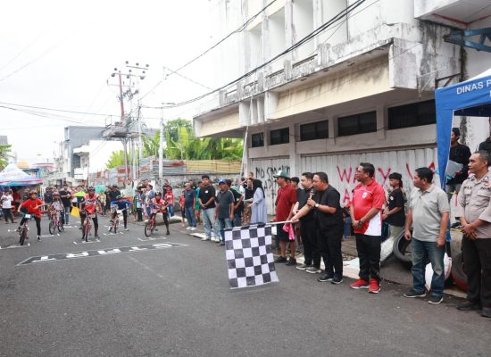 Sekda Ternate Buka Balap Sepeda di Santiong, Kasih Bantuan Dana ke Panitia