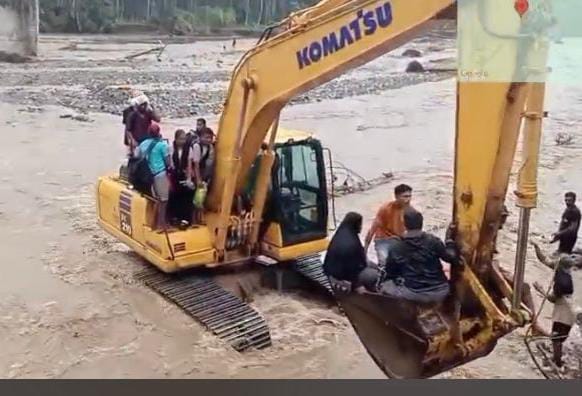 Jembatan Putus, Masyarakat Galela Utara Menyeberang dengan Excavator