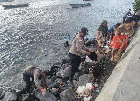 Polisi dan Masyarakat Bersihkan Sampah di Pantai Dufa-Dufa