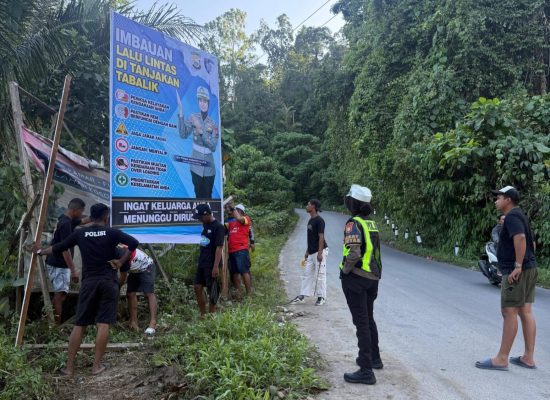Satlantas Polres Halmahera Tengah Pasang Imbauan Lalu Lintas di Tanjakan Tabalik