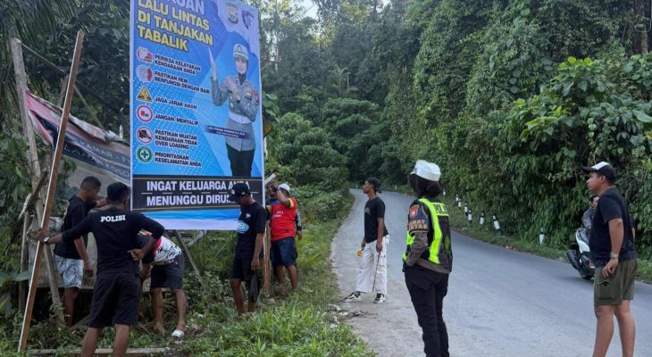 Satlantas Polres Halmahera Tengah Pasang Imbauan Lalu Lintas di Tanjakan Tabalik