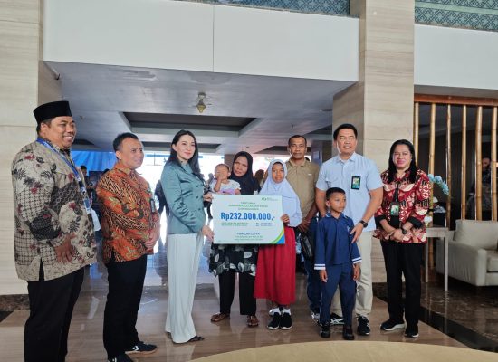 Gubernur Maluku Utara Serahkan Santunan BPJS Ketenagakerjaan JKK Rp232 Juta kepada Ahli Waris Nelayan