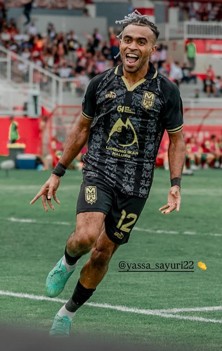 Selebrasi Yakob Sayuri saat mencetak gol ke gawang PSBS Biak.