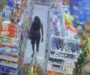 Tangkap layar rekaman CCTV saat pelaku melancarkan aksinya.