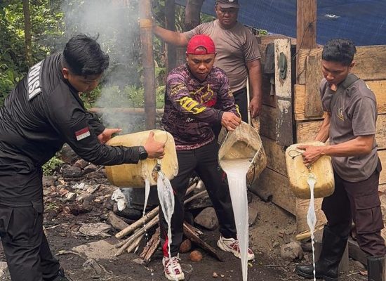 Polsek Bacan Musnahkan Cap Tikus di Lokasi Produksi
