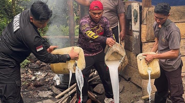 Polsek Bacan Musnahkan Cap Tikus di Lokasi Produksi
