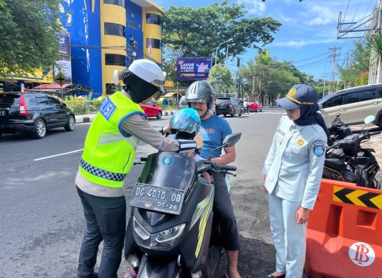 Polres Ternate dan Jasa Raharja Bagi Helm ke Pengendara Motor