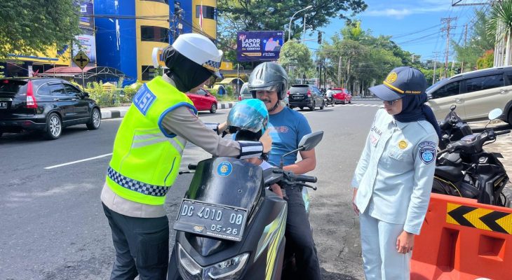 Polres Ternate dan Jasa Raharja Bagi Helm ke Pengendara Motor