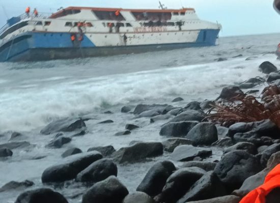 KM Intim Teratai Rute Bacan-Ternate Kandas di Perjalanan, Penumpang Dievakuasi