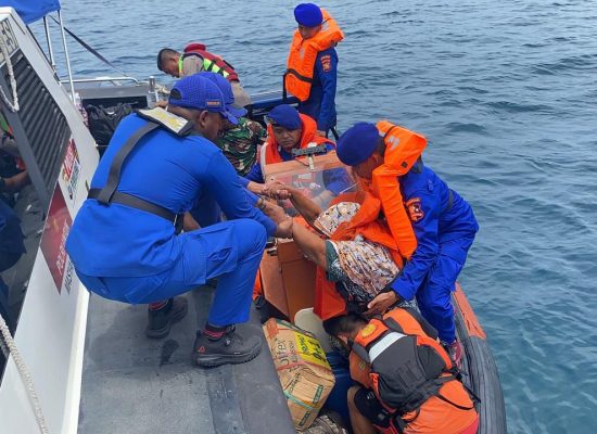 Tiga Kapal dari Polda Maluku Utara Bantu Evakuasi Penumpang KM Intim Teratai