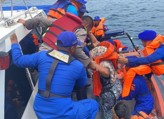 Ditpolairud Polda Maluku Utara Terjun Langsung dalam Evakuasi Penumpang KM Intim Teratai yang Kandas