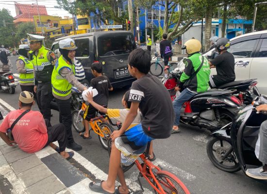 Satlantas Polres Ternate Berbagi Takjil sambil Tertibkan Lalu Lintas