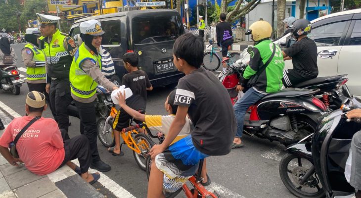 Satlantas Polres Ternate Berbagi Takjil sambil Tertibkan Lalu Lintas