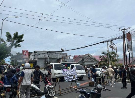 Masyarakat Demo Soal Rute Kapal di Pelabuhan Sultan Mudjafar Syah II