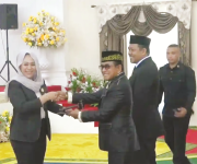 PELANTIKAN: Penyerahan Palu Sidang dari Eks Ketua DPRD Pulau Taliabu, Hj Meilan Mus, ke Ketua DPRD , Moh Nuh Hasi.