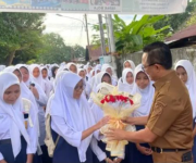 Dari pemimpin untuk pelajar. Momen Kadikbud Malut Abubakar Abdullah hadir menyambut siswa pada hari ujian semester tahun 2025 lalu.