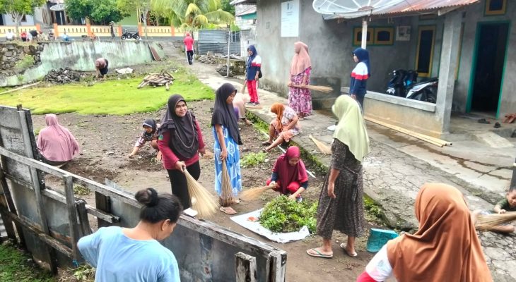 Kecamatan Moti Ternate Bersih-bersih Kampung
