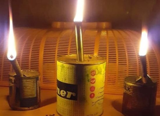 Dua Minggu Listrik di Desa Kida Padam, Warga Terpaksa Pakai Lampu Pelita