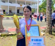 Quinn Friza saat menerima penghargaan juara 1 lomba OSN bidang IPA tingkat kabupaten yang diselenggarakan oleh Dinas Pendidikan Kabupaten Kepulauan Sula pada November 2025 lalu.