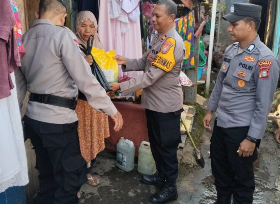 Sat Binmas Polres Ternate Berbagi Bahan Pokok ke Warga