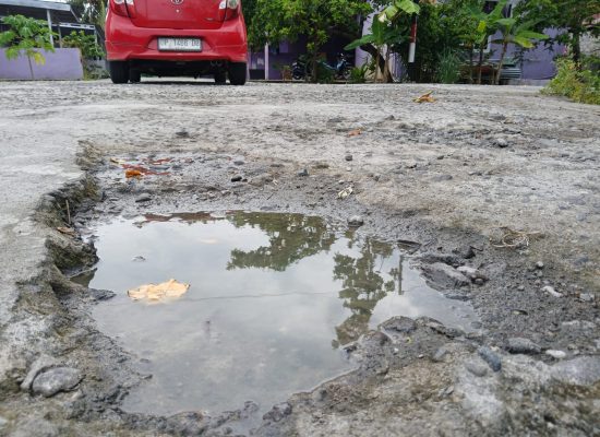 Ada Kolam di Jalan Perumahan ASN Pemprov Malut