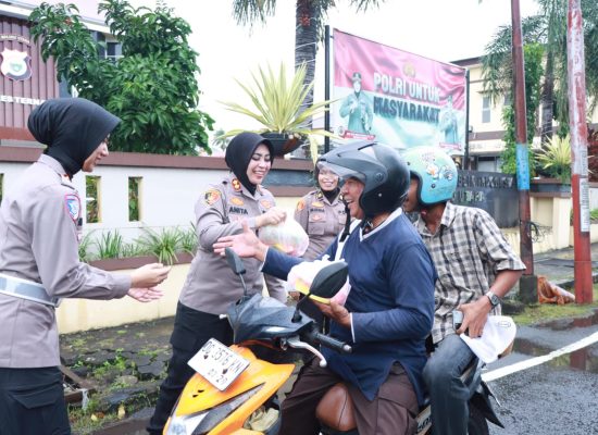 Polres Ternate Bagi Takjil ke Pengendara Motor