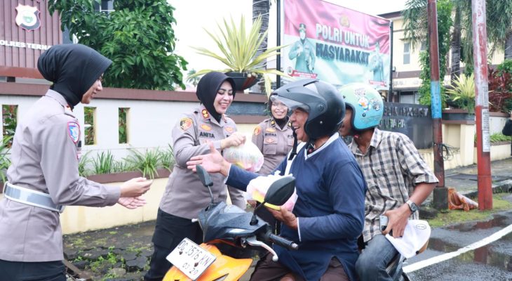 Polres Ternate Bagi Takjil ke Pengendara Motor