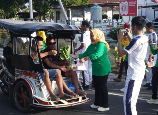 Lapas Kelas IIB Tobelo Bagi Takjil ke Pengendara