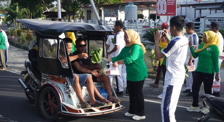 Lapas Kelas IIB Tobelo Bagi Takjil ke Pengendara
