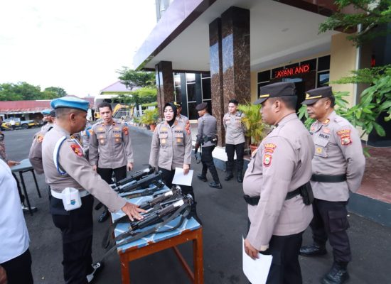 Kapolres Ternate Periksa Senjata Api Anggota